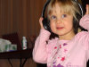 Kadi kuulab kõrvaklappidest lastelaule