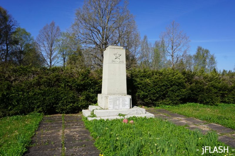 Õruste II ilmasõjas hukkunute haud
